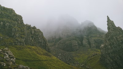 雾天青山